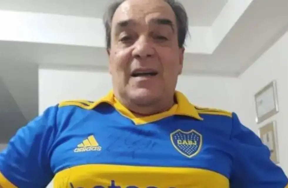 El uruguayo Mario Vitette Sellanes, uno de los autores “Del Robo del siglo” al Banco Río, recibió una camiseta de Boca con las firmas de los jugadores del club de parte de La 12. /Gentileza