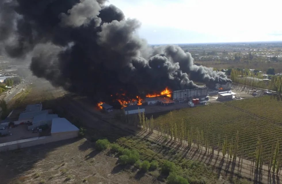 La empresa Plastiandino sufrió un incendio que provocó perdidas totales en el 85% del terreno que posee la fábrica de envases y empaques reciclables. / Foto Gentileza