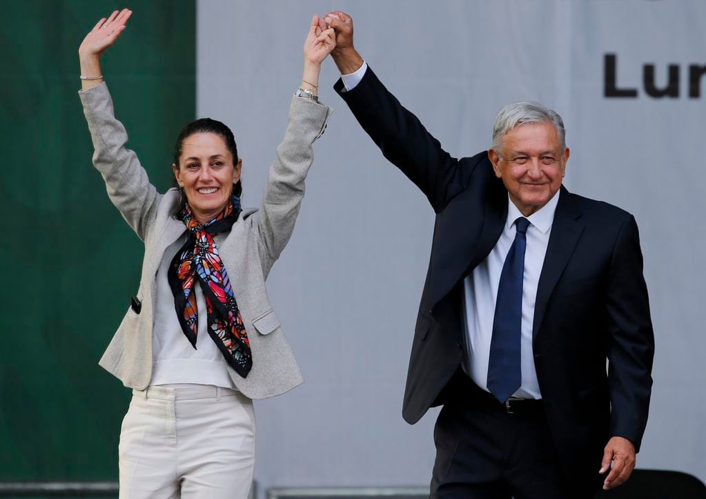 El presidente de México, Andrés Manuel López Obrador (derecha), y la entonces alcaldesa de la Ciudad de México, Claudia Sheinbaum. (AP Foto/Fernando Llano, archivo)