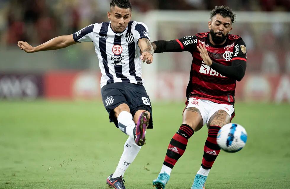 Gabigol, figura de Flamengo, ante la marca de Méndez, de Talleres. (Fotobaires).