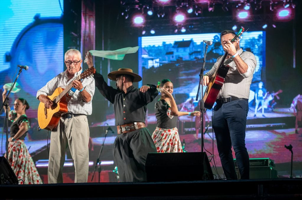 El Paseo Federal comenzó su primer noche con mucho ritmo, música y baile.

Foto: Ignacio Blanco / Los Andes 