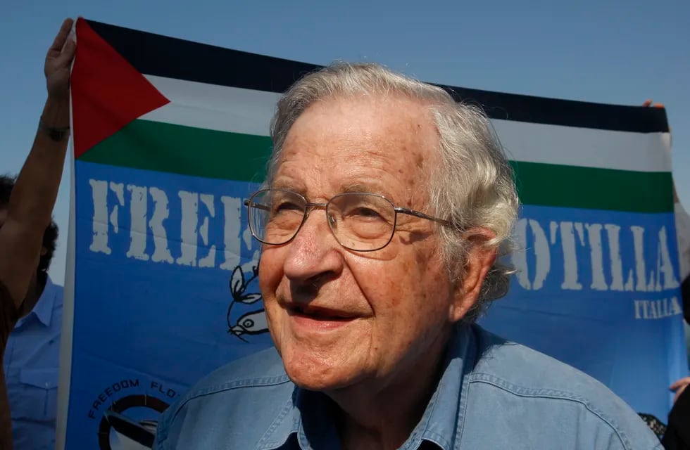 ARCHIVO - En esta foto de archivo del 20 de octubre de 2012, el activista Noam Chomsky participa en una conferencia de prensa en el puerto de Ciudad de Gaza para apoyar una flota con destino a Gaza. (AP Foto/Hatem Moussa, Archivo)