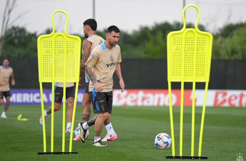 Lionel Messi volvió a entrenarse a la par del grupo.