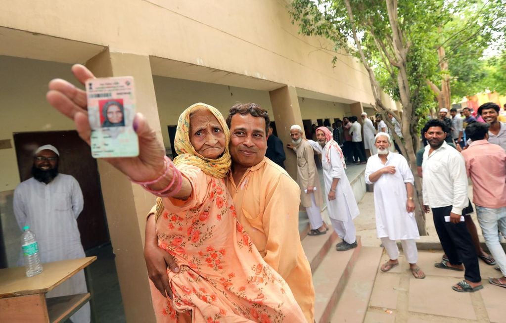 La india Asgri, de 90 años, muestra su identificación de votante después de emitir su voto en Ghaziabad, Uttar Pradesh, India, el 26 de abril de 2024. La votación para la segunda fase de las elecciones generales comenzó este viernes en varios estados de la India. HARISH TYAGI