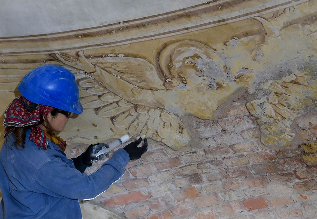 Un equipo de ingenieros patrimonialistas están realizando una restauración del edificio y de las pinturas del templo de la iglesia María Auxiliadora de Rodeo del Medio, Maipú. Foto: Marcelo Rolland / Los Andes