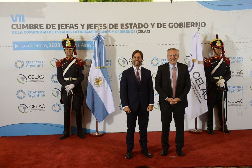 Luis Lacalle Pou y Alberto Fernández en la cumbre de la CELAC - Foto Clarín
