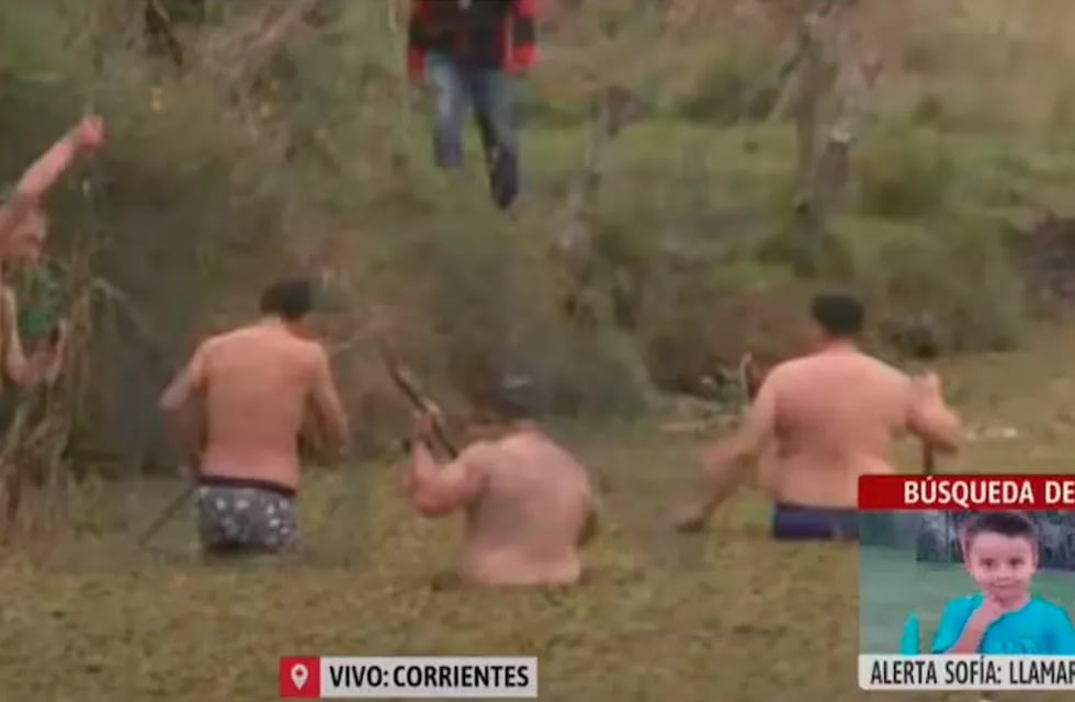 Cuatro efectivos de la policía rural de Corrientes ingresaron a un pantanal en búsqueda de rastros del niño desaparecido. Captura: X / @lanacionmas