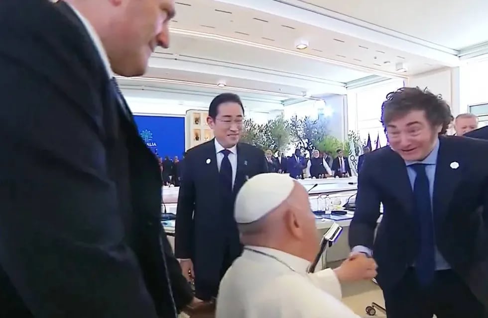 Encuentro entre el papa Francisco y Javier Milei en la cumbre del G7.
