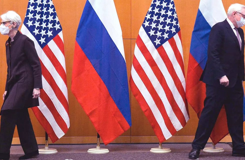 La subsecretaria de Estado estadounidense, Wendy Sherman, y el viceministro ruso de Asuntos Exteriores, Serguéi Riabkov.