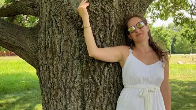 La mujer "ecosexual" tiene un vínculo erótico con un árbol hace dos años