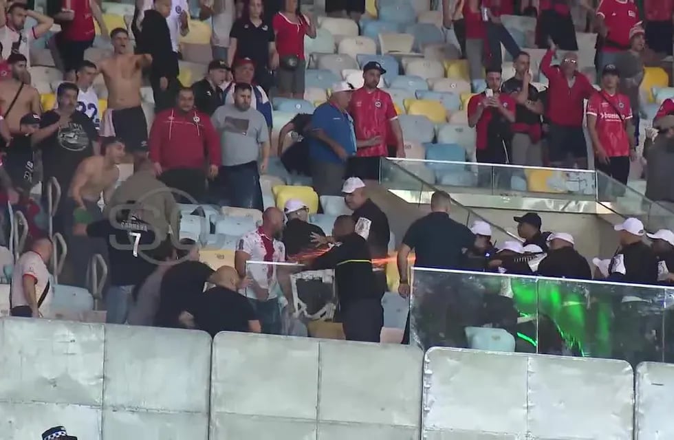 Incidentes entre hinchas del Bicho de La Paternal y la Policía de Brasil en el estadio Maracaná. / Gentileza.