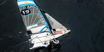 La dupla olímpica argentina de Yachting marchan en el 3er. puesto de la Clase 49er FX. 