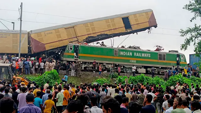 Tragedia en India: al menos 15 muertos tras un choque de trenes