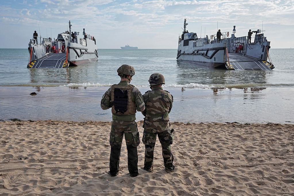 Las fuerzas navales estadounidenses y francesas realizan un ensayo de asalto anfibio en la playa de OMAHA, como parte de las ceremonias que marcan el 80 aniversario del Día D. (AP)