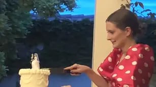 Video: fue al casamiento de su amiga y se cortó un pedazo de torta antes que los novios