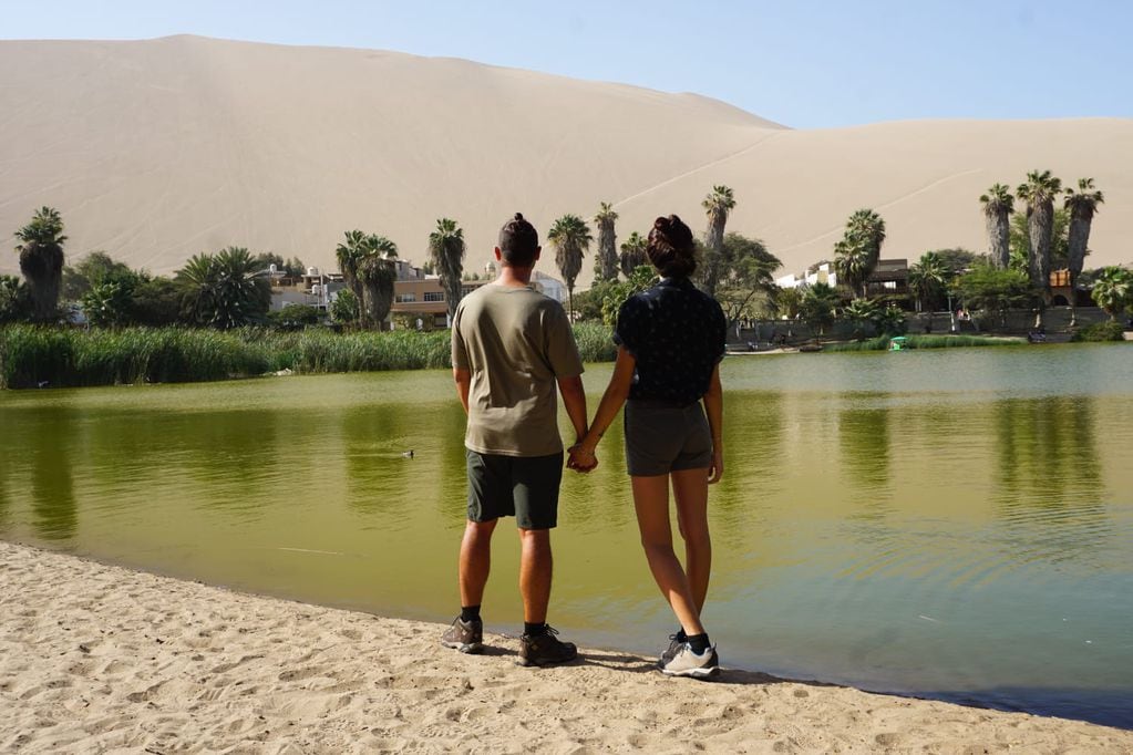 Julieta y Miguel en el oasis Wakashi de Perú.
