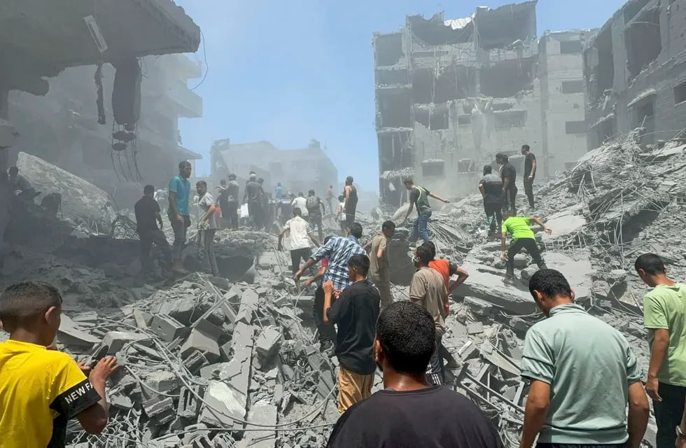 Los palestinos buscan víctimas 
en el lugar de los ataques 
israelíes contra casas. Foto: NA.