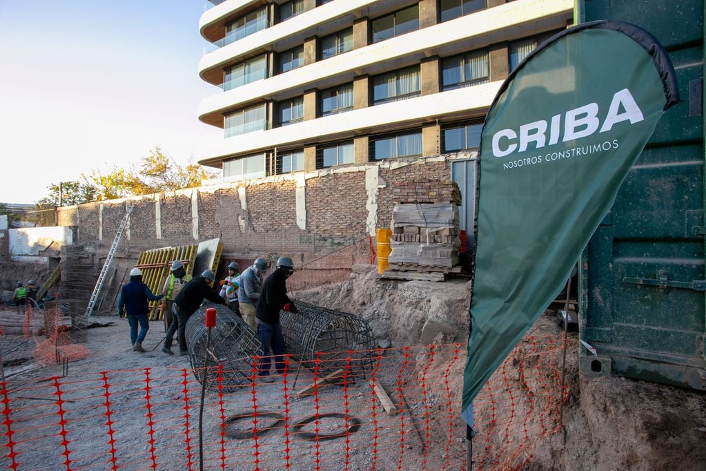 Ulpiano Suarez recorrió la construcción del edificio Vesta en la Quinta Sección. Foto: Mendoza Ciudad.