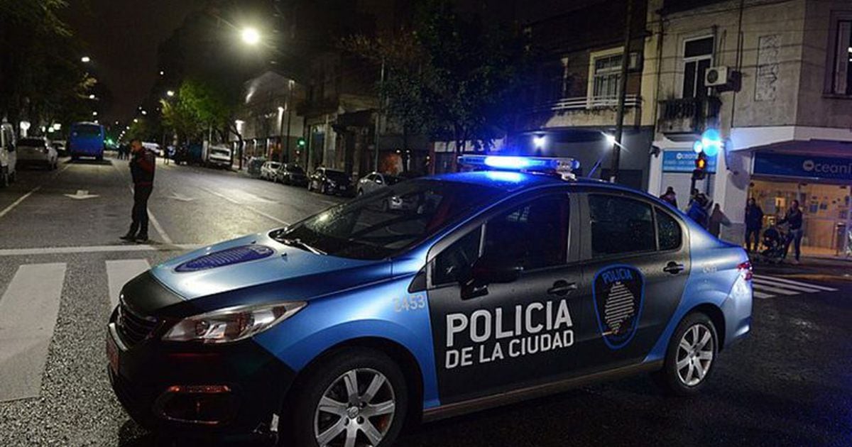 Video indignante: un motochorro asaltó a una mujer enyesada y ella se defendió a muletazos