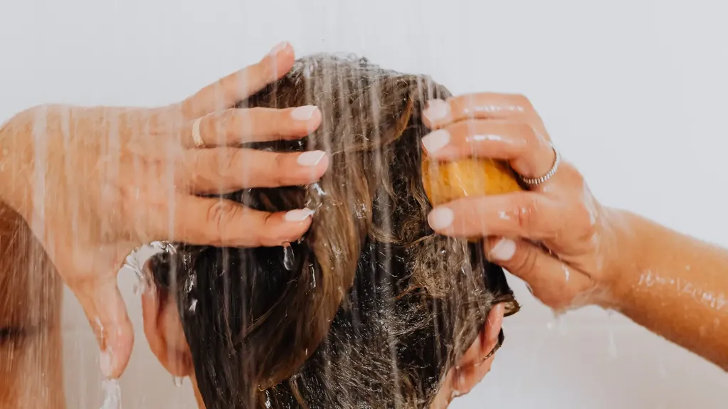 Los factores que pueden desencadenar o empeorar la sensibilidad del cuero cabelludo.