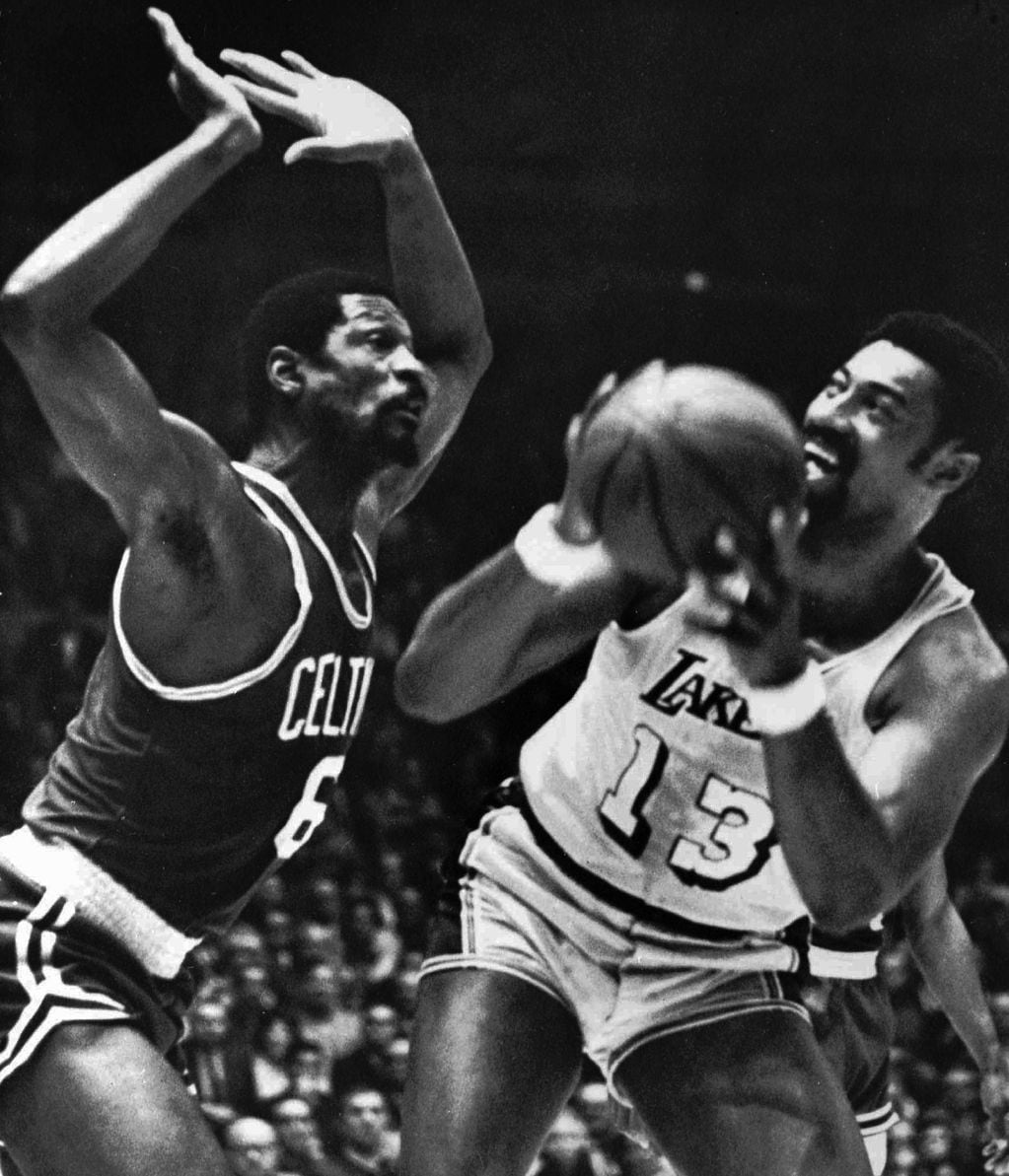 Bill Russell (izquierda) defiende ante su mayor rival, Wilt Chamberlain. Animaron tremendos duelos entre la décadas del 50 y del 60 que cimentaron a la NBA. (AP) 