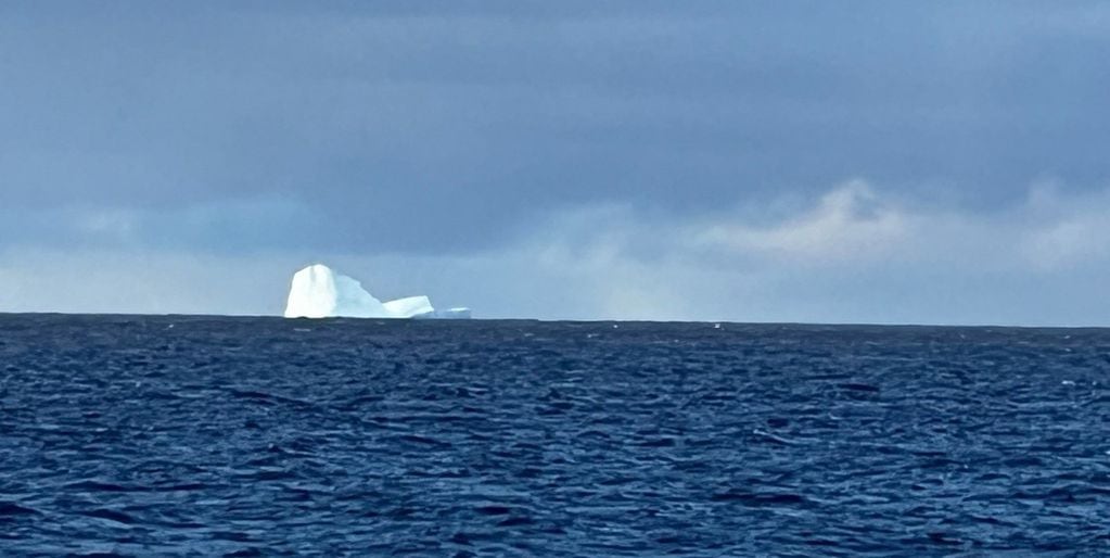 Apareció un iceberg flotando cerca de la costa de Ushuaia. Foto: Prefectura