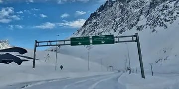 La aduana chilena Los Libertadores, tapada por la nieve