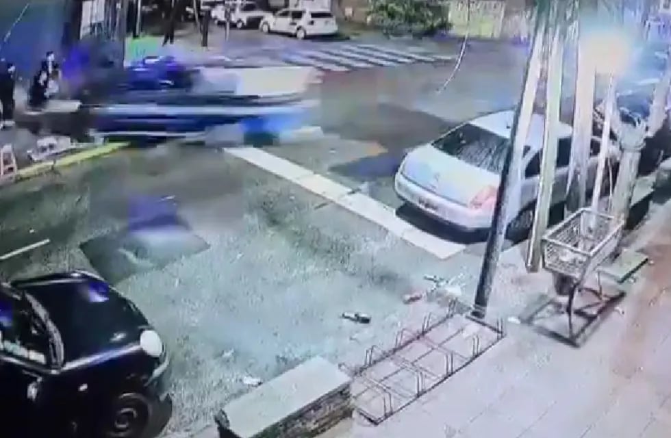 El móvil policial perdió el control y atropelló de frente a un grupo de jóvenes. Foto: captura de video.