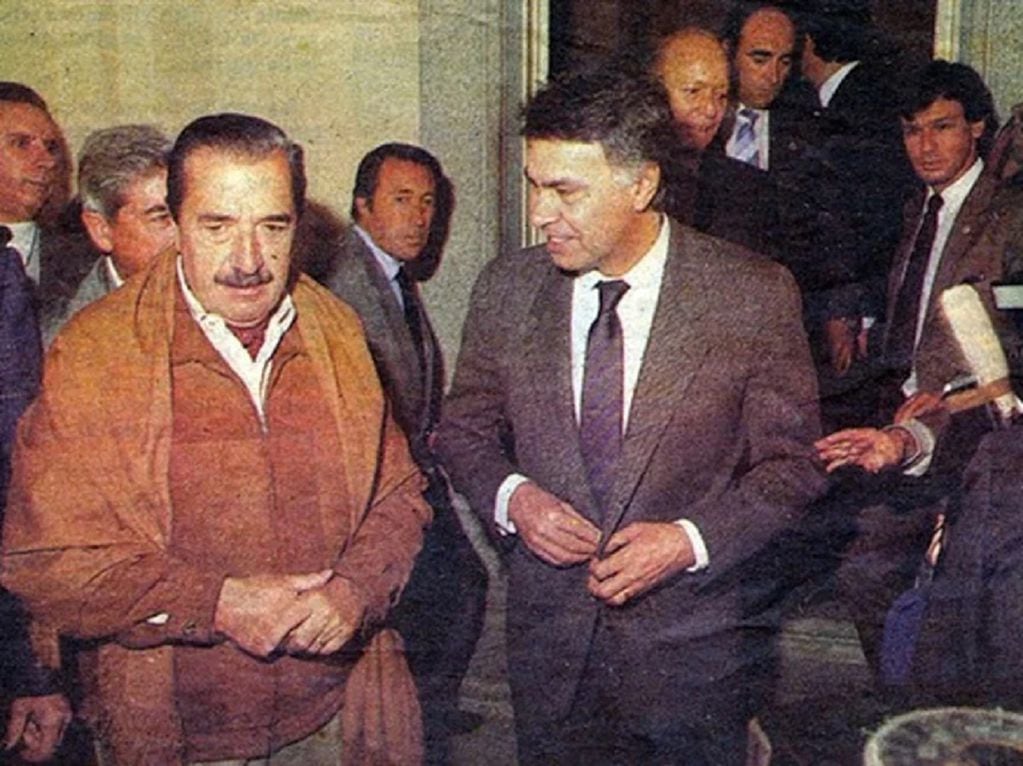 Raúl Alfonsín junto a Felipe González. El custodio Daniel Tardivo está detrás del expresidente español. (Archivo)