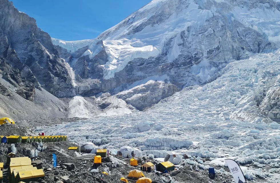El derretimiento del hielo en el monte Everest causa la exposición de cuerpos de montañistas