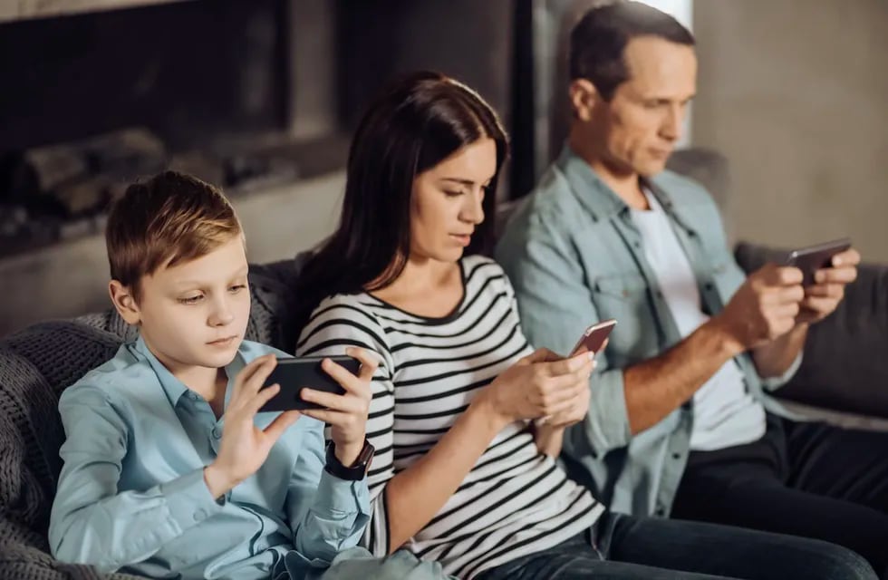 Los padres buscan imponer límites de uso del teléfono móvil a los chicos pero ellos tampoco lo respetan.