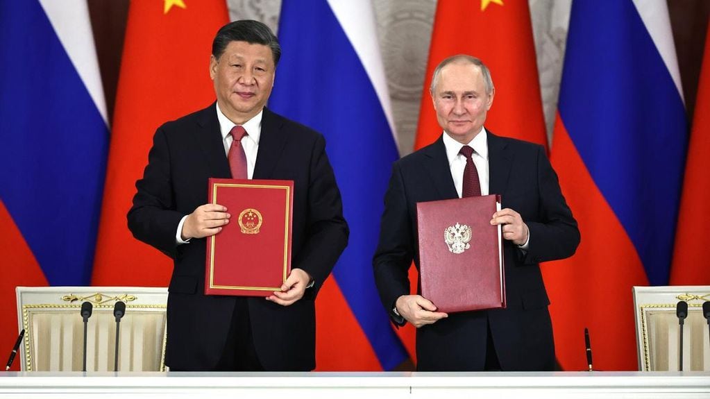 Xi Jinping y Vladimir Putin, presidentes de China y Rusia respectivamente, durante el encuentro en Moscú donde firmaron más de 13 acuerdos de cooperación comercial, estratégica y militar que cambiarán la organización del mundo.