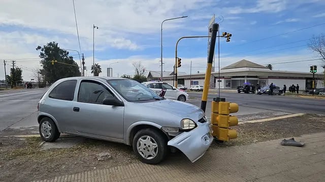 El Chevrolet Corsa terminó incrustado en un semáforo sobre el Acceso Norte. | Foto: Ministerio de Seguridad y Justicia