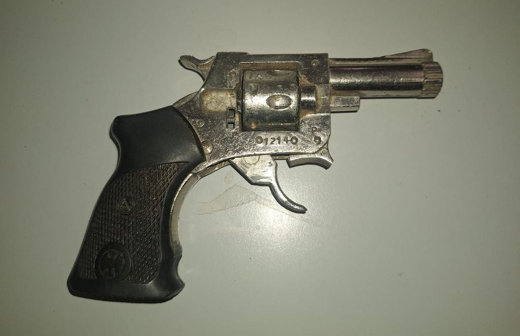 El revólver encontrado frente a una escuela en el barrio San Miguel, en Panquehua. | Foto: Ministerio de Seguridad y Justicia
