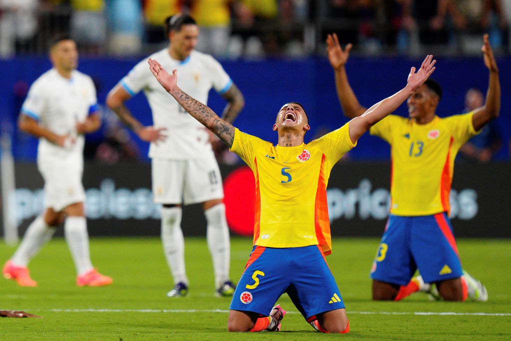 Kevin Castano (5), jugador de Colombia, mira al cielo luego de la clasificación a la final de la Copa América. Atrás, Yerri Mina (13). (AP)