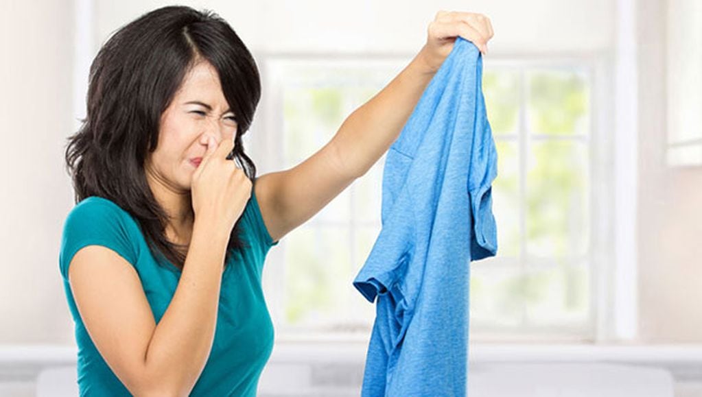 Estos son lo trucos para evitar el mal olor en la ropa humeda.
