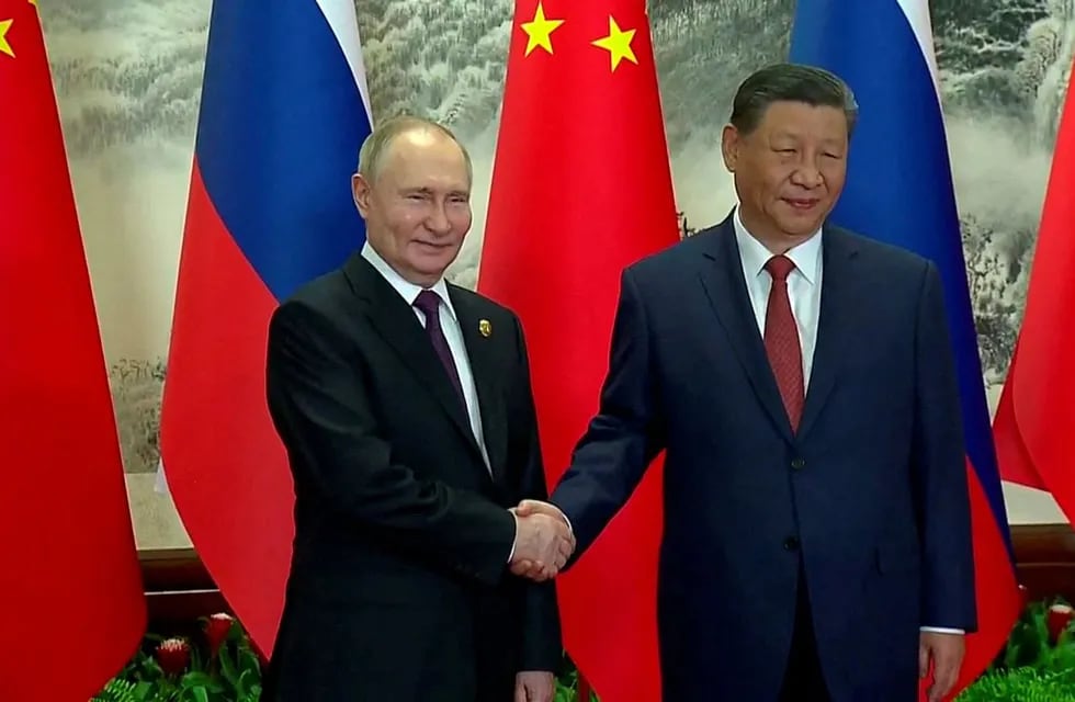 Vladimir Putin y Xi Jinping, presidentes de Rusia y China respectivamente, se saludan durante la conferencia conjunta que dieron este jueves en Pekín.
