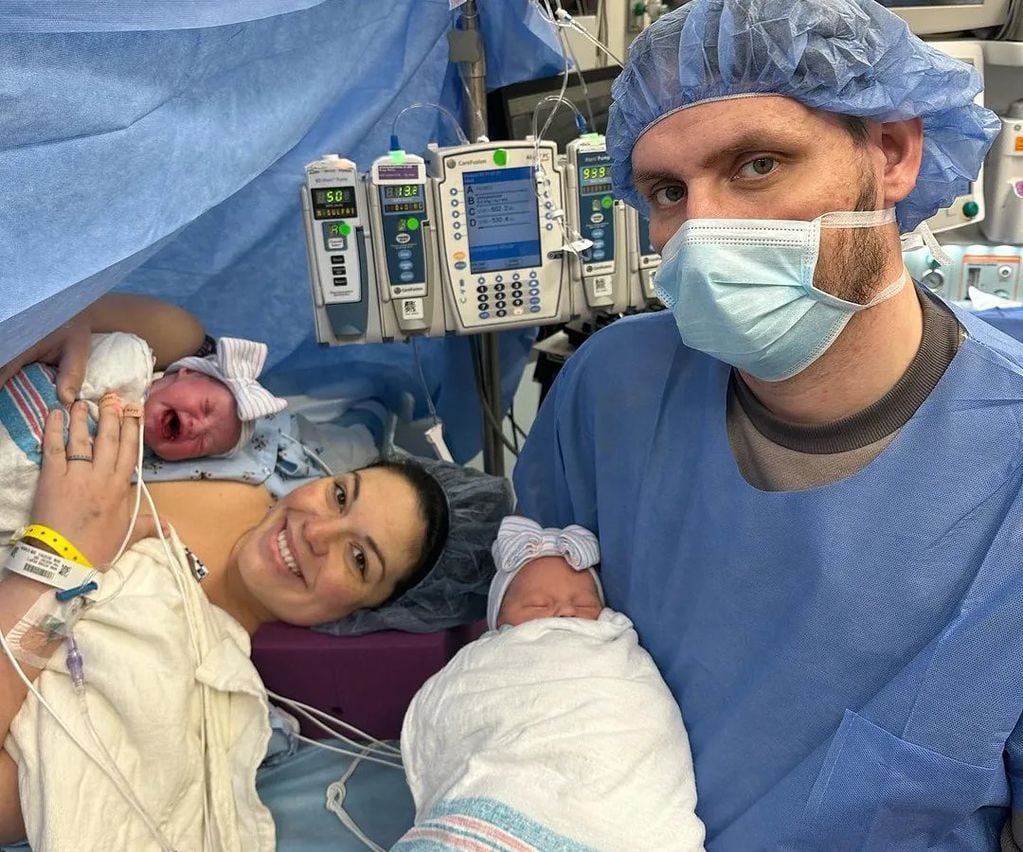 Kelsey Hatcher, quien documenta su experiencia en su cuenta de Instagram "doubleuhatchlings" (un juego de palabras con su apellido y el término "doble incubación"), anunció el nacimiento de sus dos hijas, Roxi Layla y Rebel Laken.