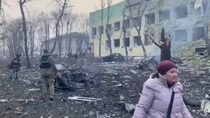 Ucrania acusó a Rusia de bombardear un hospital pediátrico: confirmaron 17 heridos