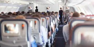 Un hombre se negó a intercambiar asientos para que una madre se sentara con su hija en un avión.