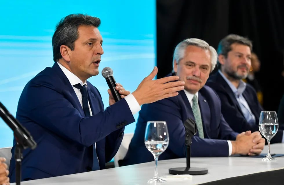 El ministro de Economía, Sergio Massa, participó de un acto junto al presidente Alberto Fernández donde anunció que los clubes de barrio seguirán pagando tarifas subsidiadas.