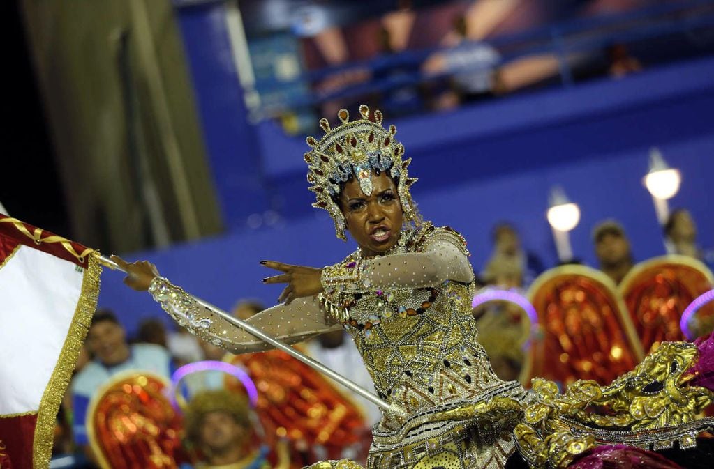 Por la ola de contagios de coronavirus, autoridades de Río de Janeiro y San Paulo, decidieron pasar para abril los desfiles de las escuelas de samba del carnaval de esas localidades. 