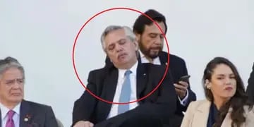 Grabaron a Alberto Fernández dormido durante la asunción de Gustavo Petro en Colombia
