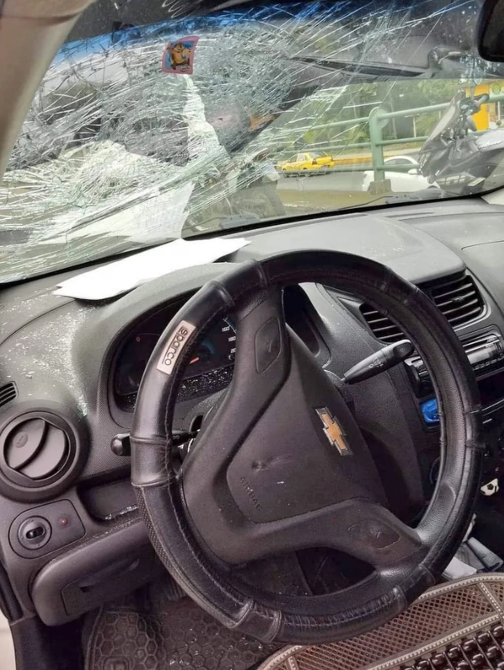El estado del vehículo de Estefany Puente tras el ataque. Foto: Twitter / @Alertamundial
