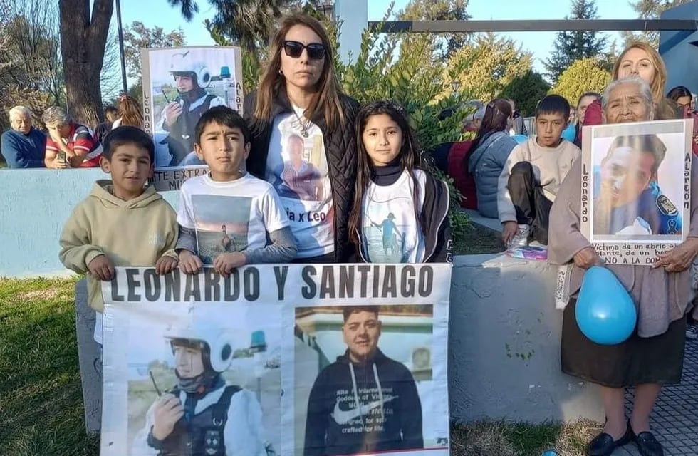 Familiares del policía Leonardo Alarcón y el agente municipal Santiago Velázquez pidieron que se haga justicia.