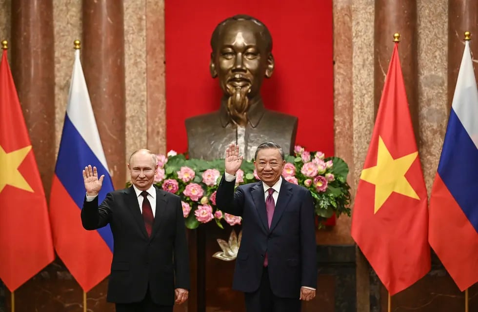 El presidente de Rusia, Vladímir Putin, a la izquierda, y el presidente de Vietnam, To Lam, posan para fotos en el Palacio Presidencial en Hanoi, Vietnam, el jueves 20 de junio de 2024. (Nhac Nguyen/Pool Foto via AP)