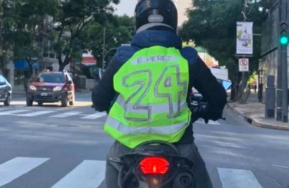 Esta mañana soprendió un motociclista en el centro porteño con el buzo de Enzo Pérez. Un crack. / Gentileza.