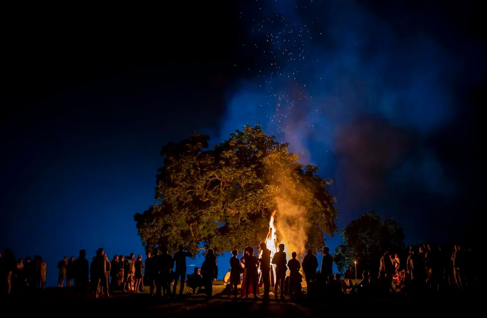 En el solsticio de verano, la noche más corta del año, está llena de magia; las festividades incluyen hacer coronas de hojas de roble y saltar sobre las llamas.
