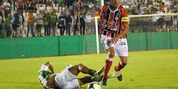 El Globo cayó 2-0 ante Desamparados y no logra despegarse de los últimos puestos. "Tito" Ramírez fue expulsado en el primer tiempo.