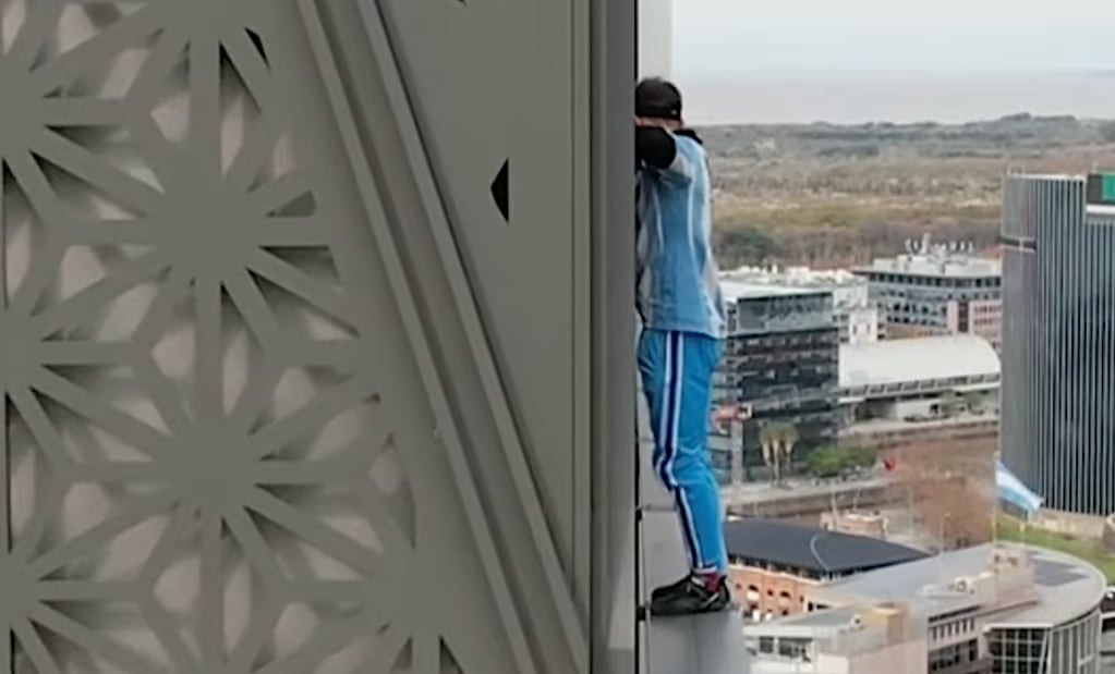 Rescataron a un youtuber polaco que se trepó a un edificio de Puerto Madero sin protección. Foto: Captura de video